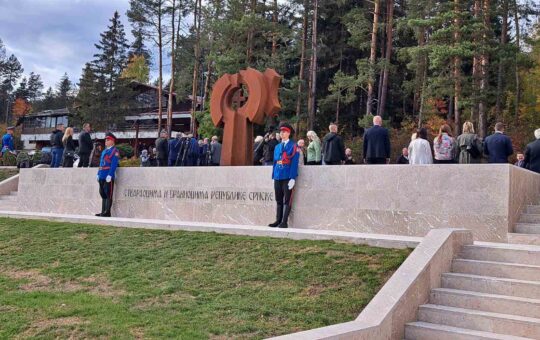 Положени вијенци код Споменика „Саборност“ на Тргу стваралаца Републике Српске