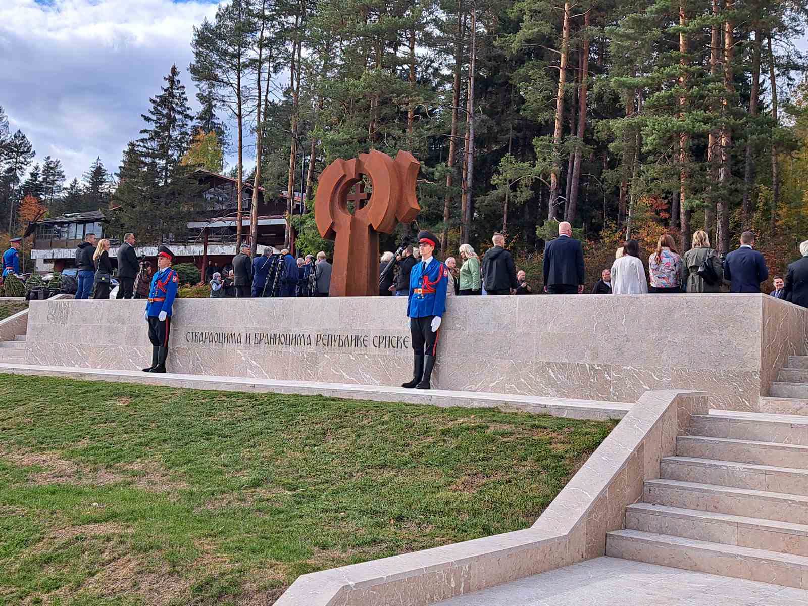 Положени вијенци код Споменика „Саборност“ на Тргу стваралаца Републике Српске