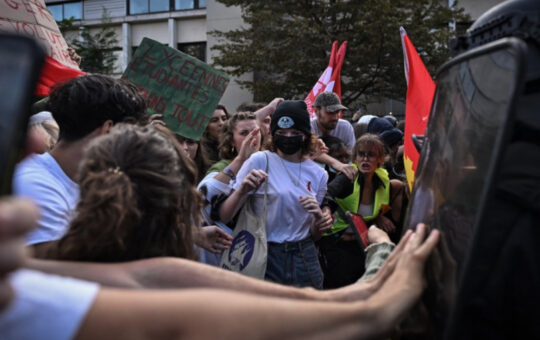 Протести француских средњошколаца прерасли у насиље, ухапшено скоро 2.000 људи
