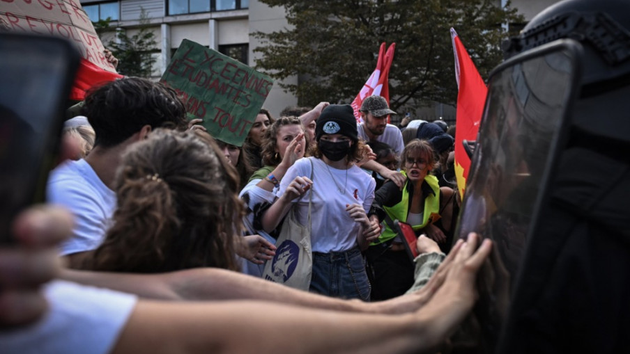 Протести француских средњошколаца прерасли у насиље, ухапшено скоро 2.000 људи