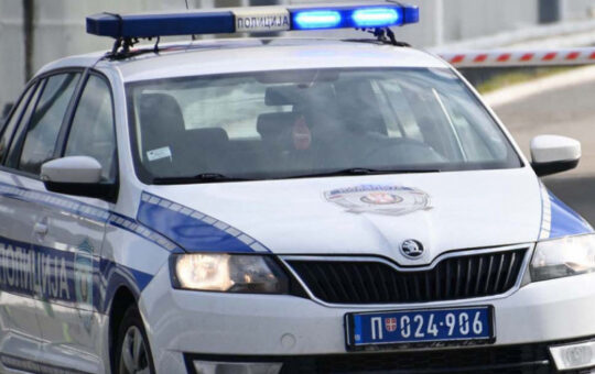 БЛОКАДЕРИ НАПАЛИ ПОЛИЦИЈУ У ЛАЗАРЕВЦУ! Гађали их камењем и пиротехником, у току акција МУП-а!