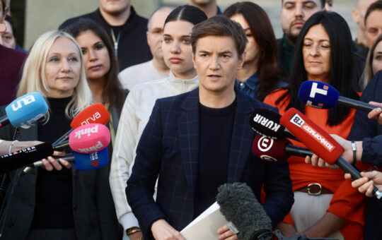 БРНАБИЋЕВА РАЗОТКРИЛА ПОЛИТИЧКИ ОБРАЗАЦ БЛОКАДЕРА: Од ДОС-а и „Србије против насиља“ до Студентске листе, мењају се имена, али не и политика!