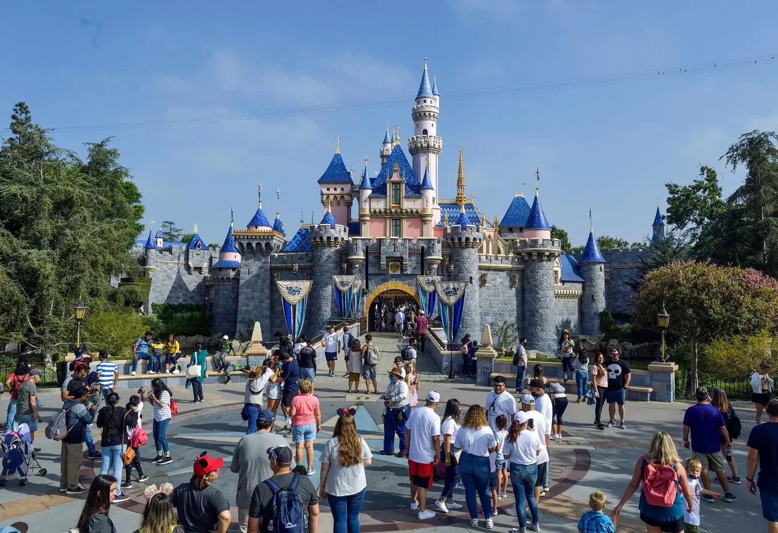 visitors-disneyland-front-sleeping-beauty-143020933-e1792773115588